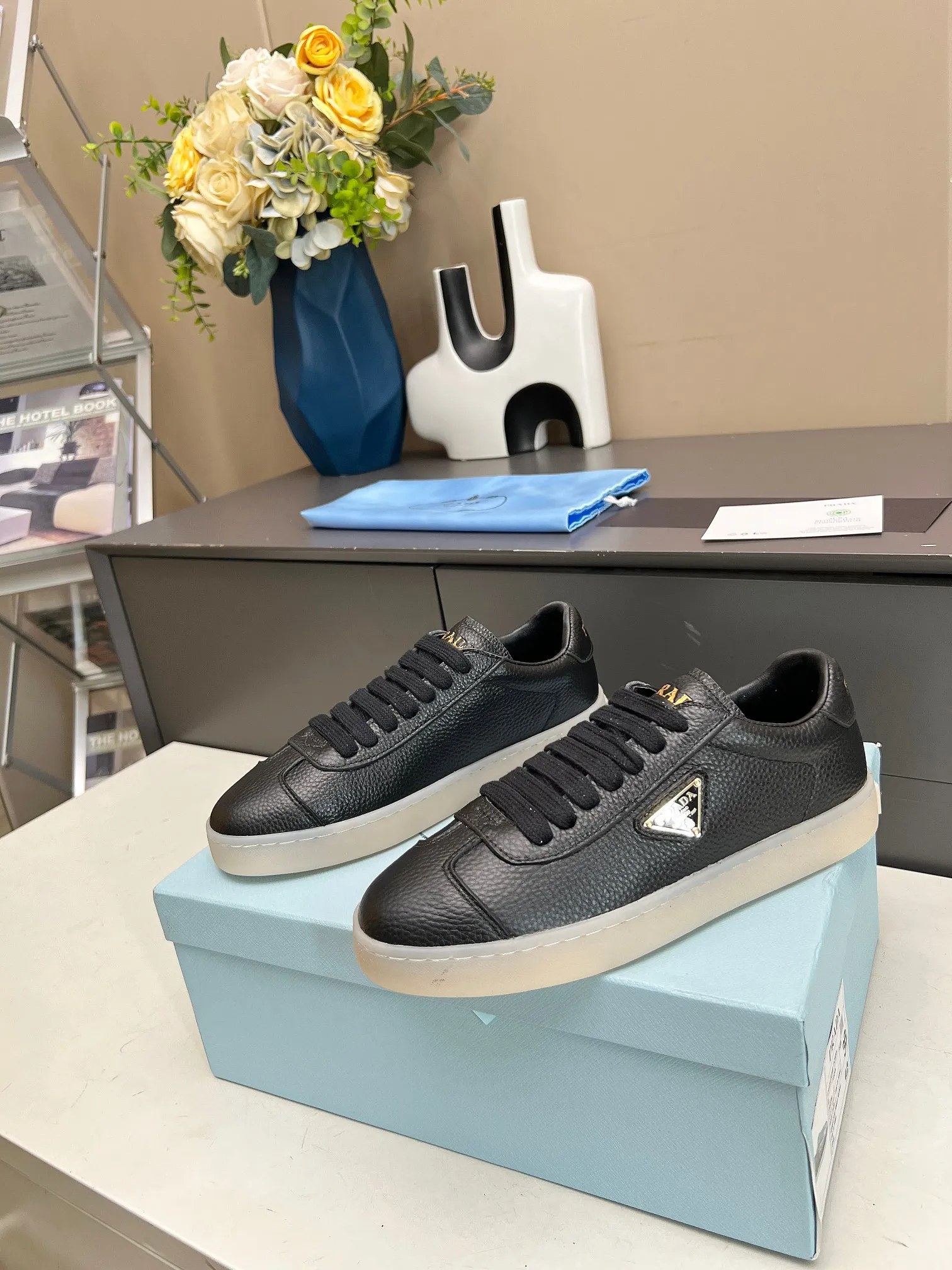 👟👟Ex-factory price 480👟👟 2024 Prada/Prada "couples" metal logo decorated Lane leather sneakers. This sneaker is fashionable and simple, showing the full integration of minimalist style and sports personality. Easy to wear and durable, artistic retro style. Leather material: original imported cowhide. Lining: sheepskin lining. Shoe logo: enamel-coated triangular metal logo. Size: 35-45 (female 41, male 45, custom-made, non-returnable).